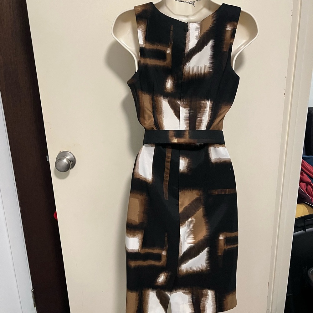 Elegant Brown and Black Sleeveless Dress - Picture 2 of 5